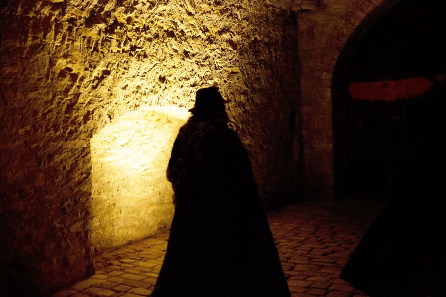lange-schatten-in-dunkler-nacht