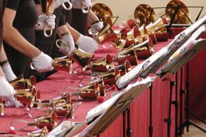 Sphärische Schwingungen im Raum: Handglocken-Workshop