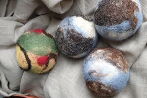 Von der Rohwolle zum Garn - Ein Workshop mit Monika Petersen rund um heimische Schafwolle.