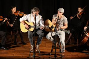 Simon & Garfunkel Tribute meets Classic – Duo Graceland mit Streichquartett und Band