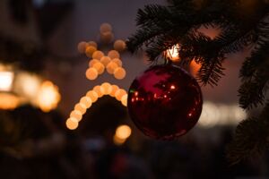 Weihnachtsliedersingen am Christbaum