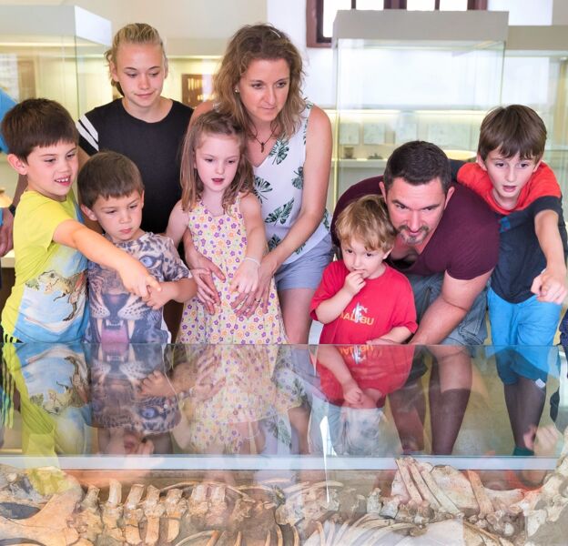 ferien-familienfuhrung-leben-in-der-steinzeit