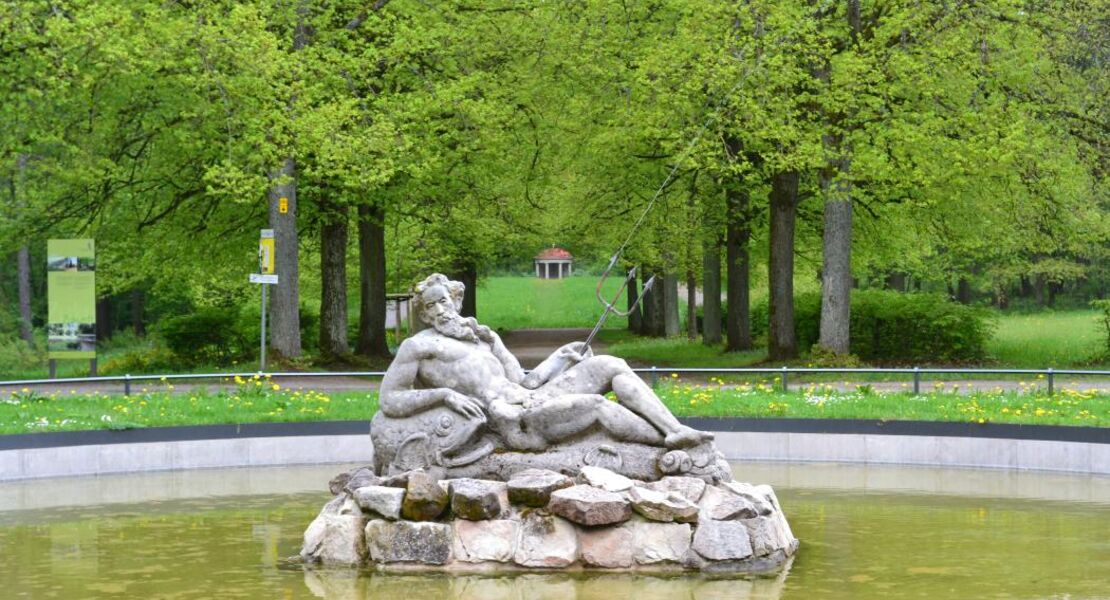 schlossparkfuhrung-auf-dem-schwanberg-immer-am-3-sonntag-im-monat-im-anschluss-um-1530-uhr-konzert-auf-der-kirchentreppe