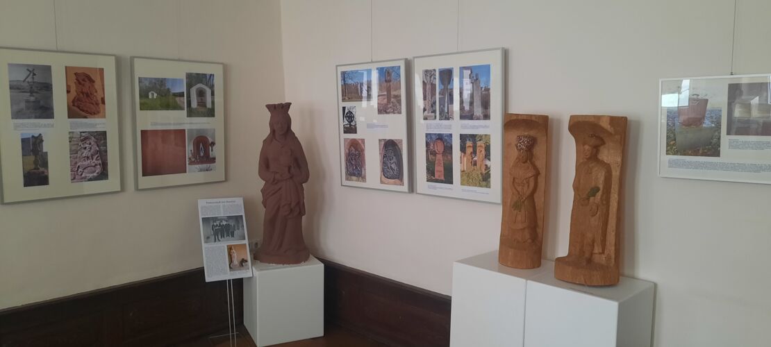 fuhrung-durch-die-ausstellung-madonnenland