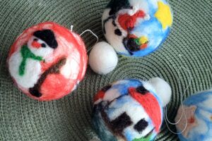 Weihnachtliche Dekorationen von Hand gefilzt