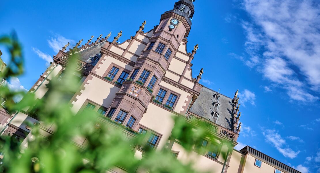 schweinfurts-geschichte-im-abendlicht-rathaus-und-schrotturm