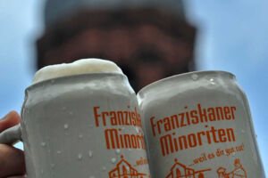 Ein Prosit auf Gott und das Bier