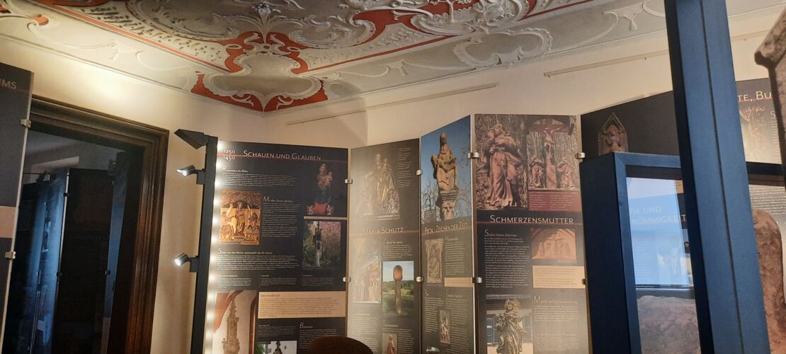 fuhrung-durch-die-ausstellung-madonnenland