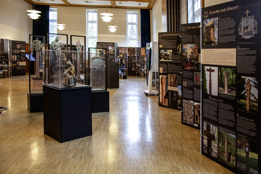 fuhrung-durch-die-ausstellung-madonnenland
