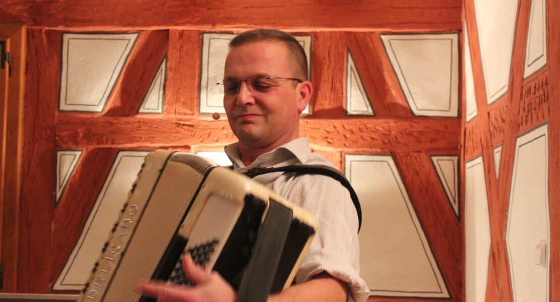 ausverkauft-bohmischer-abend-mit-dem-tasten-man-lutz-rockert-und-seinem-akkordeon