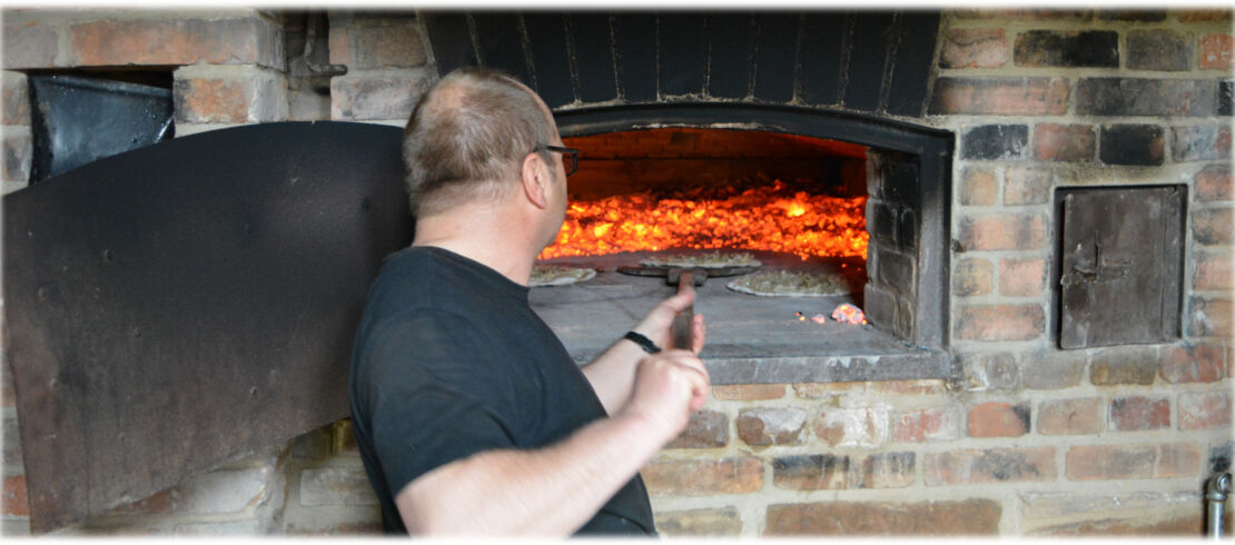 praxiskurs-brotchenbacken-im-holzbackofen
