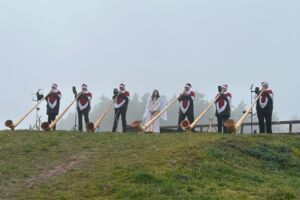 Alphorn-Ständchen beim Grillfest am Bergsee