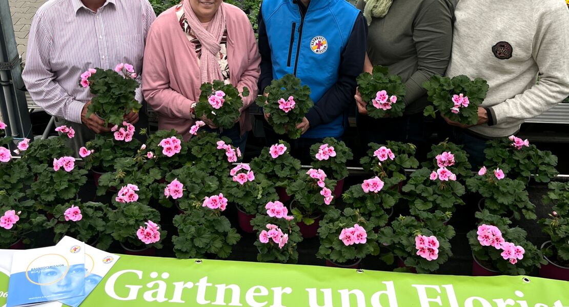 die-gartenbaugruppe-wurzburg-sammelt-spenden-fur-die-bahnhofsmission